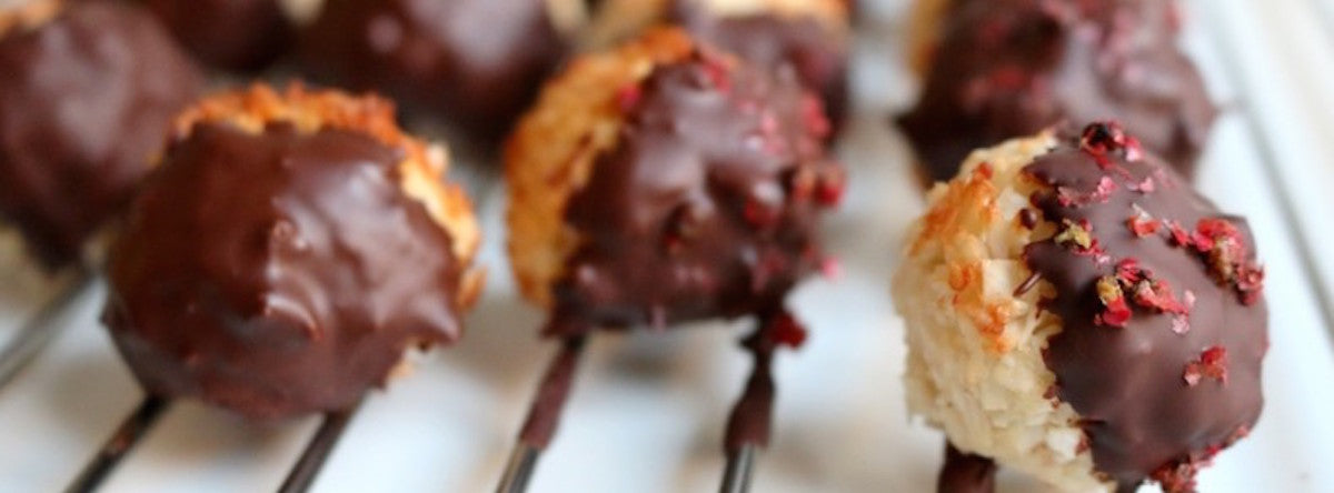 Gesundes Weihnachtsgebäck: Kokosmakronen mit Schokoglasur Gesundes Weihnachtsgebäck: Kokosmakronen mit Schokoglasur