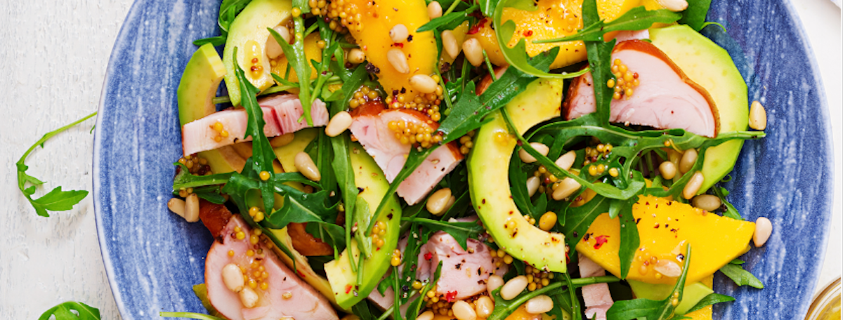 Low Carb Rezept: Mango-Avocado-Rucola-Salat mit Hühnerbrust